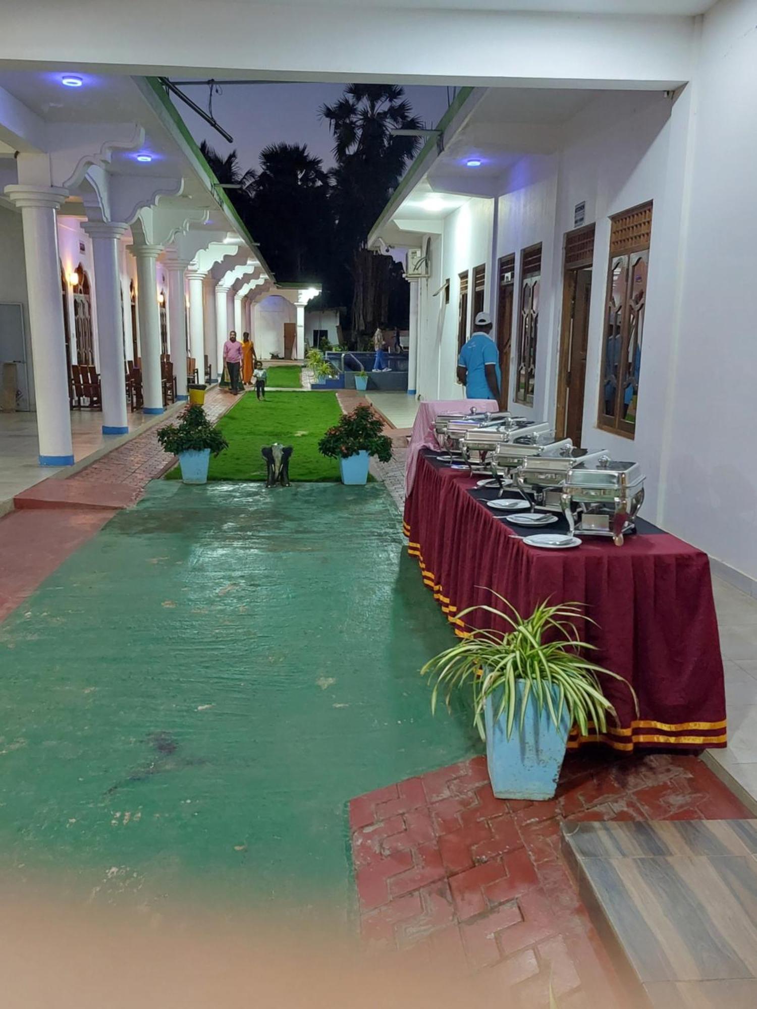 Mrd Beach Hotel トリンコマリー エクステリア 写真